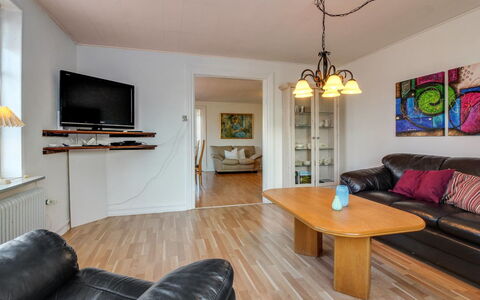 Fraþulf - 6Km from the Sea: Meubles, Design Intérieur, Sol, Canapé, Plafond, Bois, Sol, Salon, Pièce, Éclairage