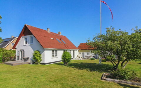 Fraþulf - 6Km from the Sea: Ciel, Bleu, Herbe, Maison, Domicile, Toit, Chalet, Zone Résidentielle, Arbuste, Lot Terre