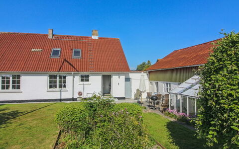 Fraþulf - 6Km from the Sea: Herbe, Bâtiment, Toit, Fenêtre, Maison, Domicile, Zone Résidentielle, Chalet, Façade, Arbuste