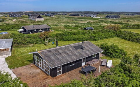 Sande - 450M from the Sea: Maison, Domicile, Porte, Toit, Chalet, Biens, Jardin, Ombre, Siding, Cour