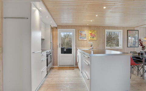 Sande - 450M from the Sea: Maison, Domicile, Porte, Toit, Chalet, Biens, Jardin, Ombre, Siding, Cour
