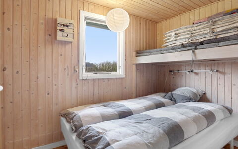 Sande - 450M from the Sea: Maison, Domicile, Porte, Toit, Chalet, Biens, Jardin, Ombre, Siding, Cour
