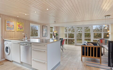 Sande - 450M from the Sea: Maison, Domicile, Porte, Toit, Chalet, Biens, Jardin, Ombre, Siding, Cour