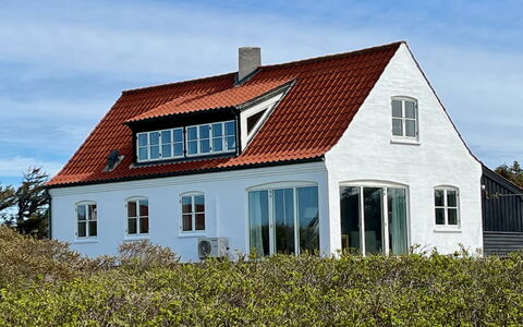Nantje - 125M from the Sea: Chalet, Domicile, Maison, Toit, Porche, Biens, Siding, Batiments Jardin, Ferme, Cour