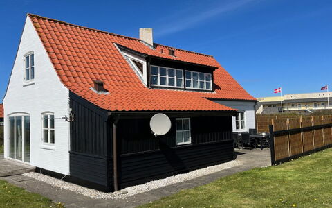 Nantje - 125M from the Sea: Chalet, Domicile, Maison, Toit, Porche, Biens, Siding, Batiments Jardin, Ferme, Cour