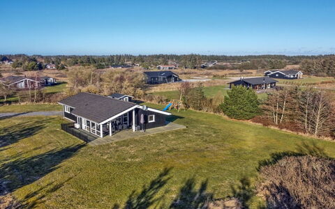 Nynke - 600M from the Sea: Toit, Maison, Lot Terre, Domicile, Chalet, Biens, Batiments Jardin, Ombre, Cabane En Rondins, Aménagement Paysager