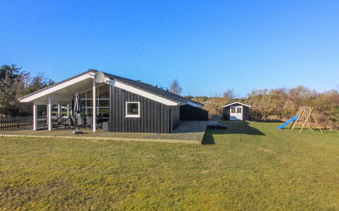 Nynke - 600M from the Sea: Toit, Maison, Domicile, Chalet, Plaine, Biens, Ferme, Pelouse, Siding, Batiments Jardin