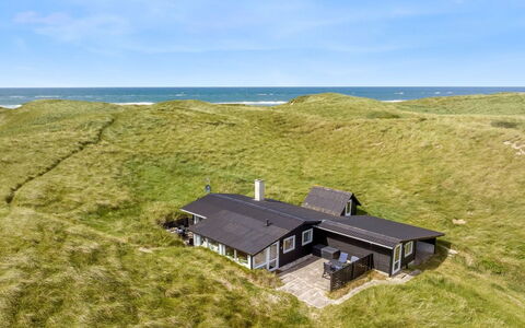 Fromer - 50M from the Sea: Bâtiment, Maison, Fenêtre, Domicile, Toit, Zone Résidentielle, Arbuste, Chalet, Lot Terre