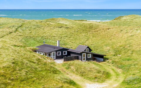 Fromer - 50M from the Sea: Bâtiment, Maison, Fenêtre, Domicile, Toit, Zone Résidentielle, Arbuste, Chalet, Lot Terre