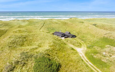 Fromer - 50M from the Sea: Bâtiment, Maison, Fenêtre, Domicile, Toit, Zone Résidentielle, Arbuste, Chalet, Lot Terre