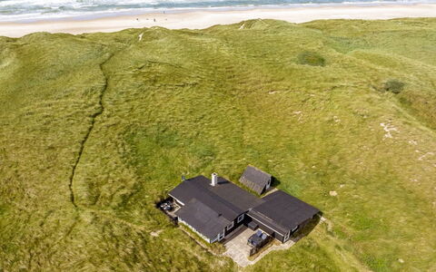 Fromer - 50M from the Sea: Bâtiment, Maison, Fenêtre, Domicile, Toit, Zone Résidentielle, Arbuste, Chalet, Lot Terre