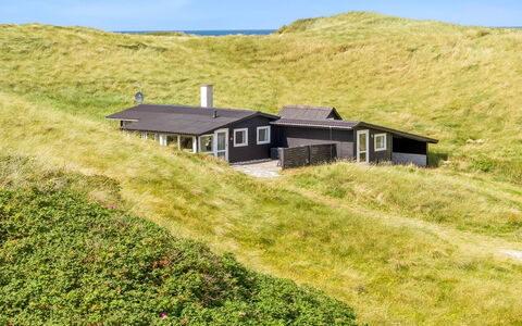 Fromer - 50M from the Sea: Bâtiment, Maison, Fenêtre, Domicile, Toit, Zone Résidentielle, Arbuste, Chalet, Lot Terre