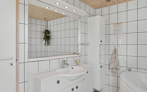 Loryleimis - 300M from the Sea: Luminaire Plomberie, Sol, Évier, Design Intérieur, Lavabo, Sol, Salle De Bains, Robinet, Plafond, Plomberie