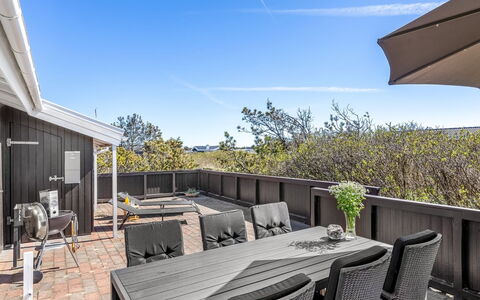 Loryleimis - 300M from the Sea: Bois, Domicile, Composite, Plate-Forme, Dur, Ombre, Parquet, Porche, Planche, Mobilier De Jardin
