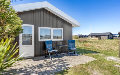 Loryleimis - 300M from the Sea: Domicile, Maison, Architecture, Chalet, Toit, Lot Terre, Siding, Biens, Ombre, Porche