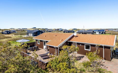 Loryleimis - 300M from the Sea: Maison, Domicile, Porte, Toit, Chalet, Biens, Jardin, Ombre, Siding, Cour
