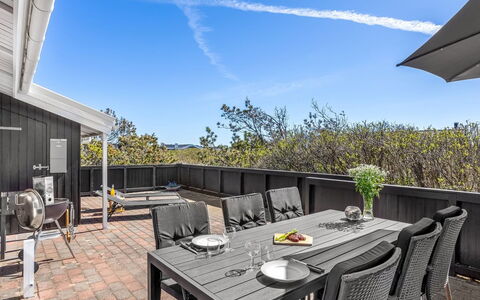 Loryleimis - 300M from the Sea: Maison, Domicile, Porte, Toit, Chalet, Biens, Jardin, Ombre, Siding, Cour