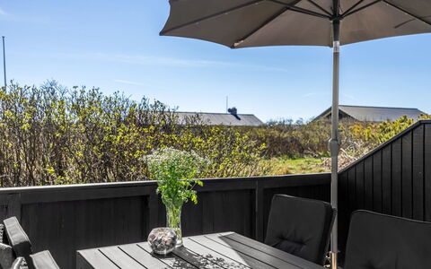 Loryleimis - 300M from the Sea: Maison, Domicile, Porte, Toit, Chalet, Biens, Jardin, Ombre, Siding, Cour