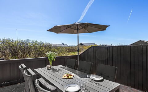 Loryleimis - 300M from the Sea: Maison, Domicile, Porte, Toit, Chalet, Biens, Jardin, Ombre, Siding, Cour
