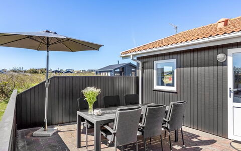 Loryleimis - 300M from the Sea: Maison, Domicile, Porte, Toit, Chalet, Biens, Jardin, Ombre, Siding, Cour