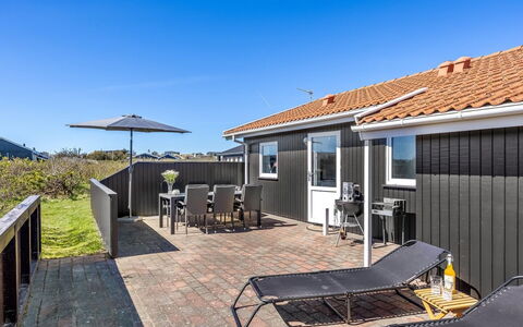 Loryleimis - 300M from the Sea: Maison, Domicile, Porte, Toit, Chalet, Biens, Jardin, Ombre, Siding, Cour