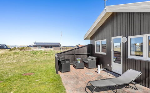 Loryleimis - 300M from the Sea: Maison, Domicile, Porte, Toit, Chalet, Biens, Jardin, Ombre, Siding, Cour