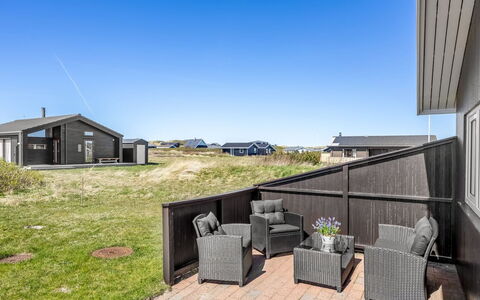Loryleimis - 300M from the Sea: Maison, Domicile, Porte, Toit, Chalet, Biens, Jardin, Ombre, Siding, Cour