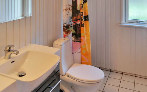 Eden - 800M from the Sea: Luminaire Plomberie, Siège De Toilette, Salle De Bains, Toilette, Sol, Sol, Design Intérieur, Plomberie, Évier, Robinet