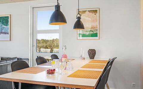 Ingela - 350M from the Sea: Meubles, Design Intérieur, Sol, Bois, Luminaire, Plafond, Table Cuisine Et Salle A Manger, Salle À Manger, Table, Chaise