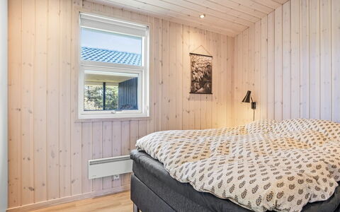 Ingela - 350M from the Sea: Bois, Chambre, Plafond, Sol, Design Intérieur, Sol, Lit, Domicile, Literie, Cadre De Lit