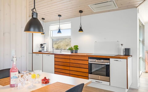 Ingela - 350M from the Sea: Sol, Design Intérieur, Meubles, Bois, Comptoir, Cuisine, Plafond, Sol, Luminaire, Cabinetry