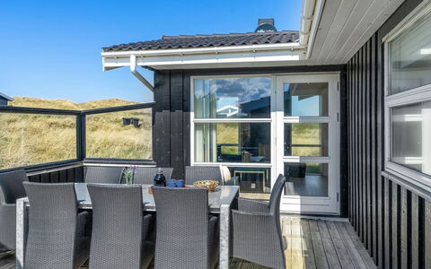 Ingela - 350M from the Sea: Bois, Domicile, Porte, Porche, Plate-Forme, Dur, Tache De Bois, Chalet, Planche, Ombre