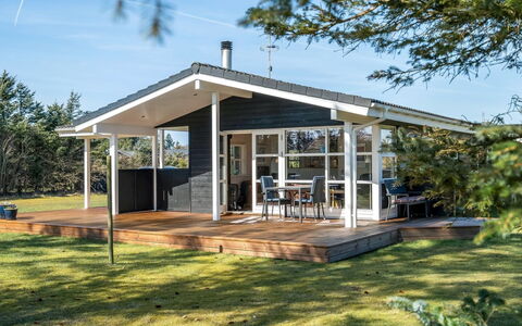 Troels - 750M from the Sea: Piscine, Mobilier De Jardin, Meubles, Recours, Dalle, Eco Hôtel, Ombre, Chaise, Loisir, Biens