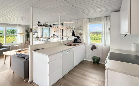 Steffenie - 400M from the Sea: Bois, Cuisine, Design Intérieur, Sol, Meubles, Plafond, Sol, Comptoir, Cabinetry, Parquet