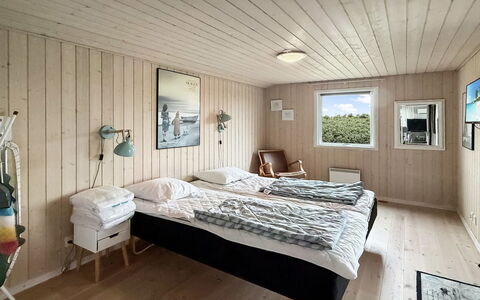 Steffenie - 400M from the Sea: Bois, Chambre, Design Intérieur, Sol, Lit, Sol, Plafond, Meubles, Drap De Lit, Literie