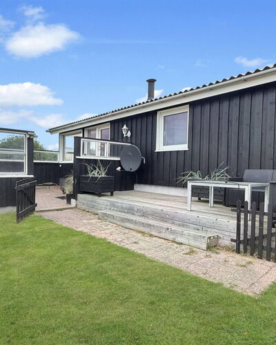 Steffenie - 400M from the Sea: Siding, Toit, Domicile, Arrière-Cour, Chalet, Pelouse, Cour, Jardin, Ombre, Clôture