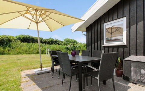 Alberga - 700M from the Sea: Bois, Maison, Chalet, Domicile, Toit, Zone Rurale, Siding, Cabane En Rondins, Batiments Jardin, Dur