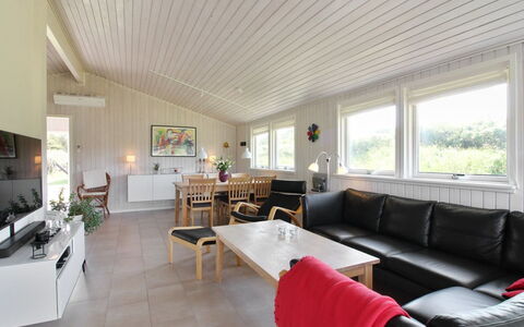 Alberga - 700M from the Sea: Bois, Maison, Chalet, Domicile, Toit, Zone Rurale, Siding, Cabane En Rondins, Batiments Jardin, Dur
