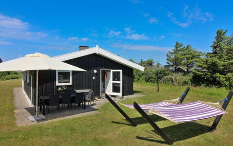 Alberga - 700M from the Sea: Bois, Maison, Chalet, Domicile, Toit, Zone Rurale, Siding, Cabane En Rondins, Batiments Jardin, Dur