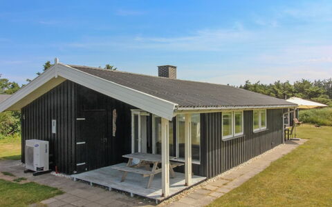 Alberga - 700M from the Sea: Bois, Maison, Chalet, Domicile, Toit, Zone Rurale, Siding, Cabane En Rondins, Batiments Jardin, Dur