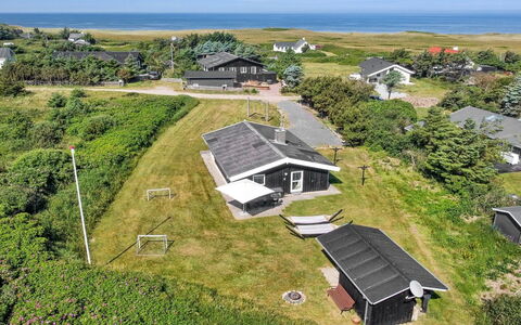 Alberga - 700M from the Sea: Bois, Maison, Chalet, Domicile, Toit, Zone Rurale, Siding, Cabane En Rondins, Batiments Jardin, Dur