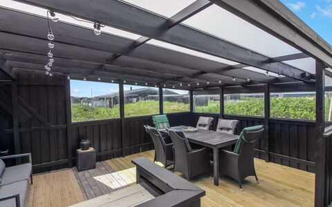 Bertil - 400M from the Sea: Bois, Sol, Sol, Plate-Forme, Composite, Dur, Planche, Parquet, Ombre, Tache De Bois