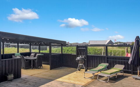 Bertil - 400M from the Sea: Ciel, Bois, Plate-Forme, Planche, Dur, Ombre, Clôture, Tache De Bois, Mobilier De Jardin, Boardwalk
