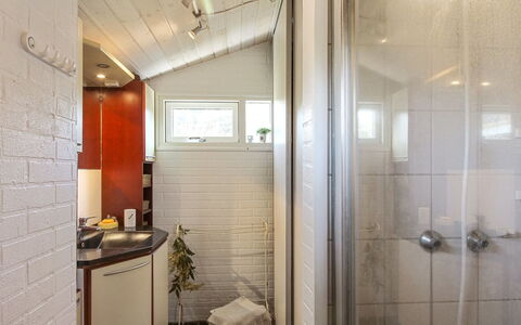 Bjari - 850M from the Sea: Sol, Luminaire Plomberie, Sol, Design Intérieur, Salle De Bains, Toilette, Plomberie, Évier, Armoire De Toilette, Robinet