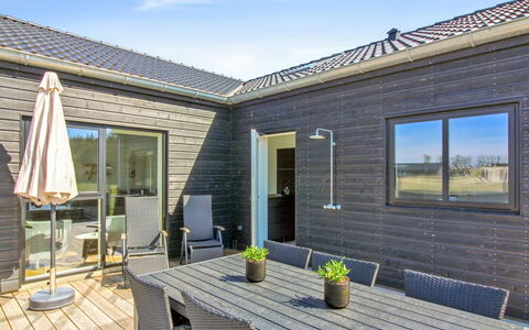 Ambra - 950M from the Sea: Toit, Domicile, Porte, Chalet, Ombre, Siding, Cour, Biens, Arrière-Cour