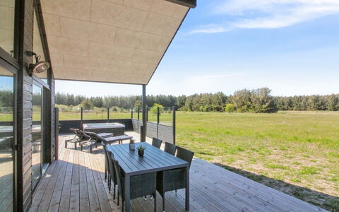 Ambra - 950M from the Sea: Toit, Domicile, Porte, Chalet, Ombre, Siding, Cour, Biens, Arrière-Cour