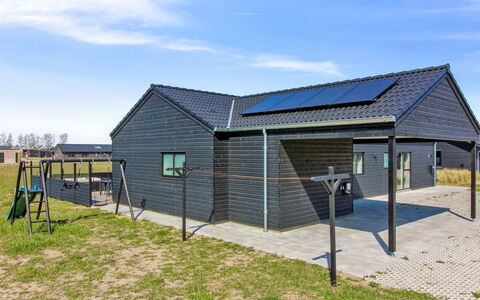 Ambra - 950M from the Sea: Toit, Domicile, Porte, Chalet, Ombre, Siding, Cour, Biens, Arrière-Cour