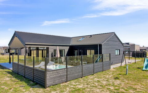 Ambra - 950M from the Sea: Toit, Domicile, Porte, Chalet, Ombre, Siding, Cour, Biens, Arrière-Cour