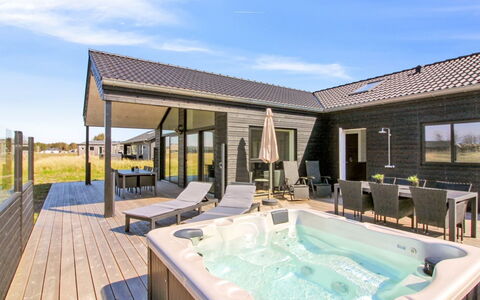 Ambra - 950M from the Sea: Toit, Domicile, Porte, Chalet, Ombre, Siding, Cour, Biens, Arrière-Cour