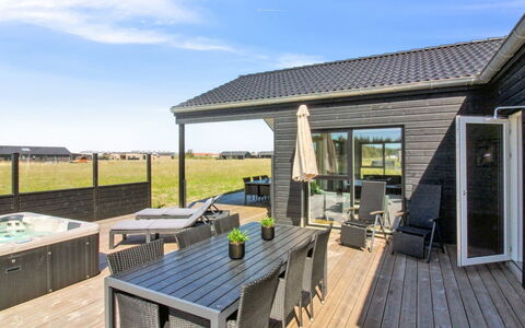 Ambra - 950M from the Sea: Toit, Domicile, Porte, Chalet, Ombre, Siding, Cour, Biens, Arrière-Cour